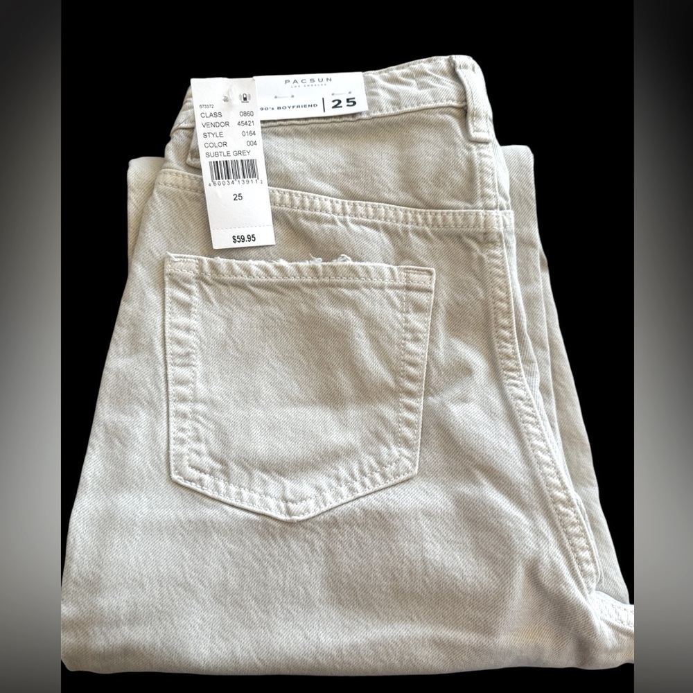 NWT Pacsun women’s ripped jeans.
